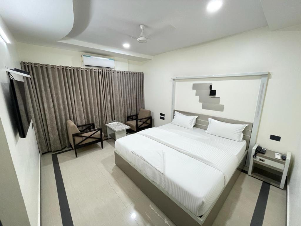 Sr Hotel Anakāpalle Exterior foto